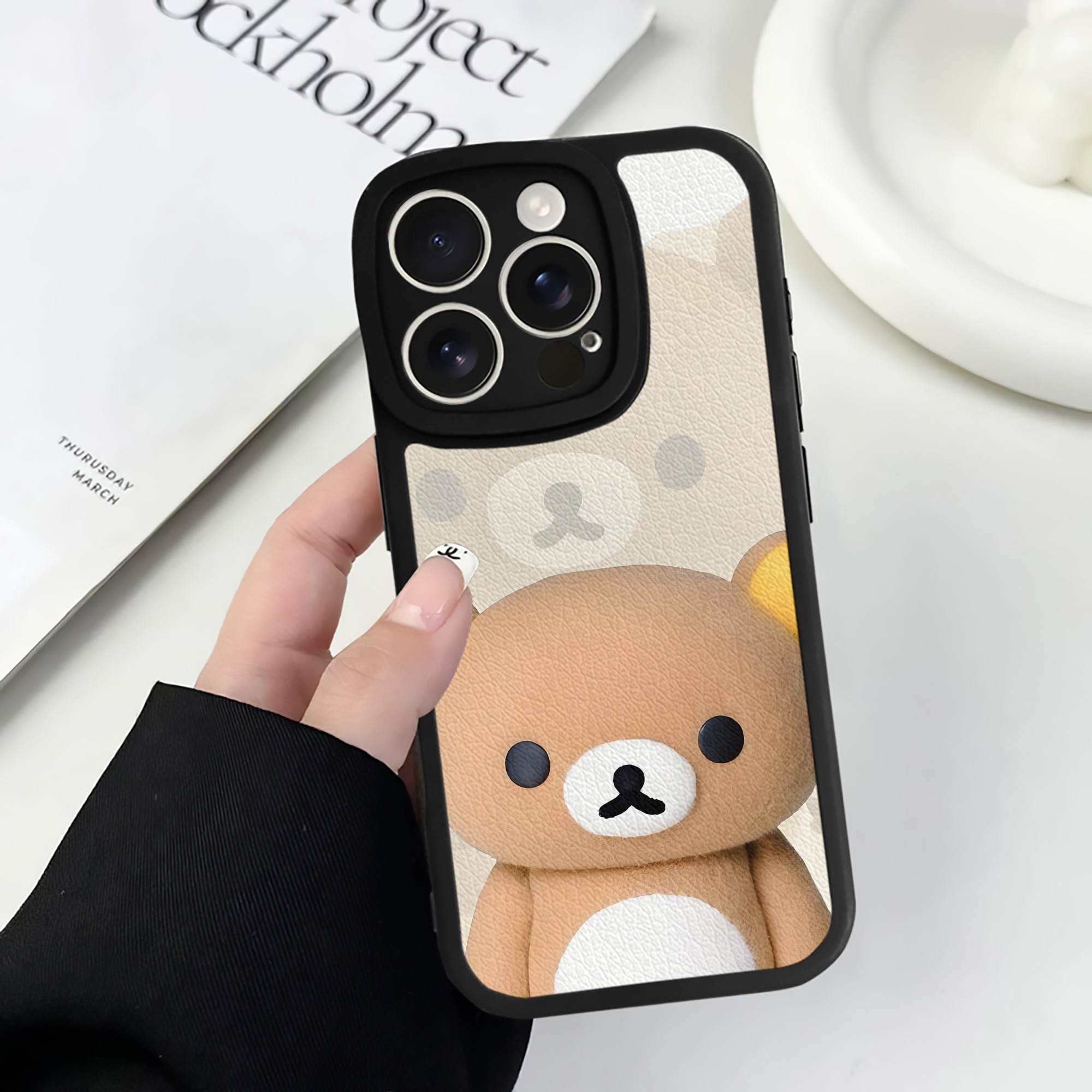 （画像用） リラックマ リラックマ キイロイトリ Rilakkuma Korilakkuma Kiiroitori 【iPhone 16シリーズ対応】シリコンスマホケース（レザー調） 材質：シリコン